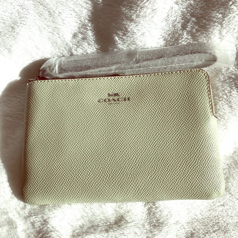🔥NEW🔥Coach Corner Zip Wristlet